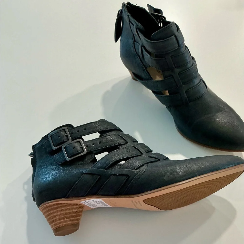 NWOT Clarks Mena Poppy Boots Sz 7.5 - Picture 2 of 9